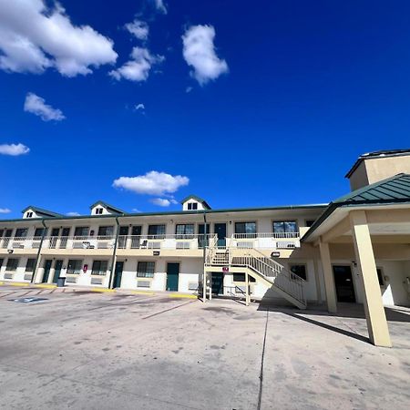 Oyo Garden Inn And Suites Pearsall I-35 East Esterno foto
