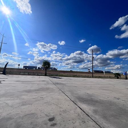 Oyo Garden Inn And Suites Pearsall I-35 East Esterno foto