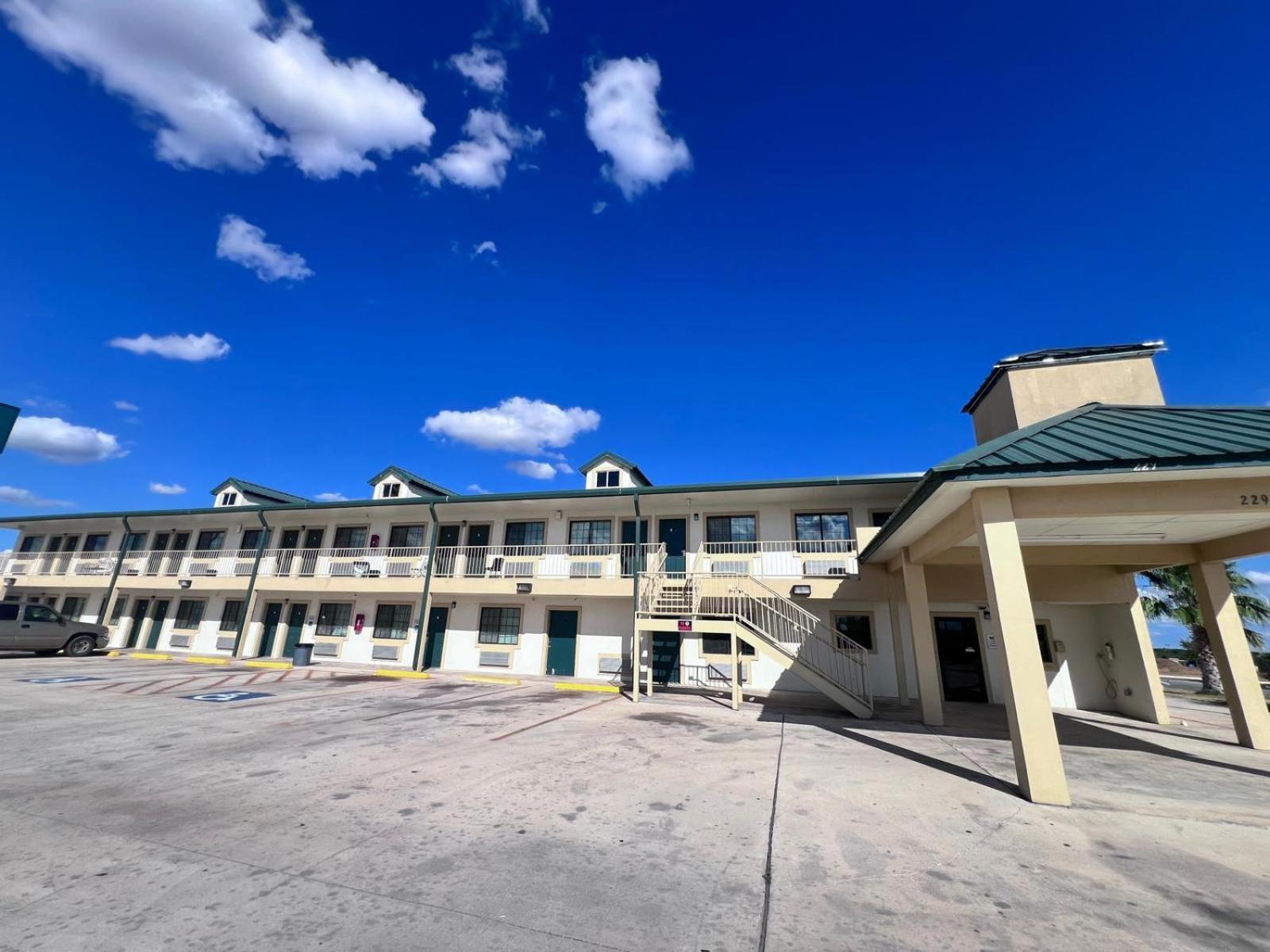 Oyo Garden Inn And Suites Pearsall I-35 East Esterno foto