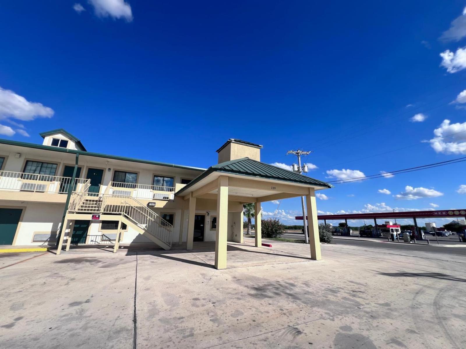Oyo Garden Inn And Suites Pearsall I-35 East Esterno foto